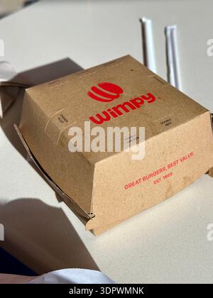 Confezione Wimpy Burger sul tavolo del Food Hall di Dubai Foto Stock