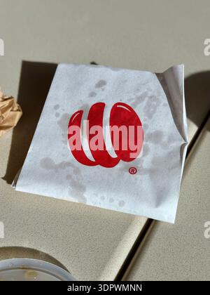 Confezione Wimpy Burger sul tavolo del Food Hall di Dubai Foto Stock
