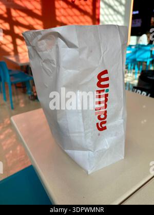 Confezione Wimpy Burger sul tavolo del Food Hall di Dubai Foto Stock