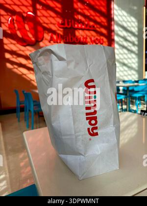 Confezione Wimpy Burger sul tavolo del Food Hall di Dubai Foto Stock
