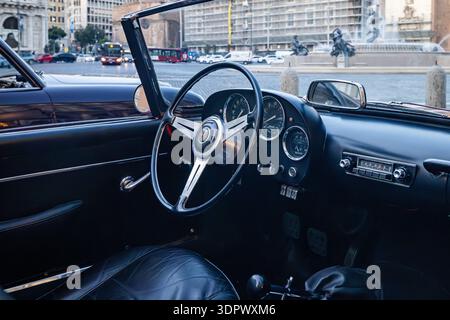 Cruscotto interno di una Alfa Romeo Giulietta Spider classica e vintage. Roma, Italia - 17 gennaio 2026: Il cruscotto classico di una Alfa Romeo Giulietta Spider rossa d'epoca, con l'iconico volante a tre razze e l'elegante strumentazione analogica. Roma RM Italia Copyright: XGennaroxLeonardix Foto Stock