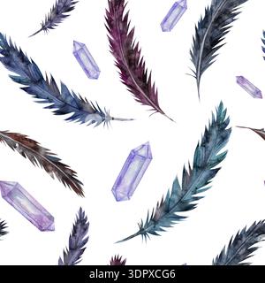 Fantasia mistica senza cuciture con piume di uccelli dai toni scuri in blu, marrone e nero. Illustrazione acquerello su sfondo bianco. Per design, decorazioni e packaging esoterici e magici Foto Stock