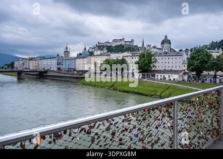 Amore blocca i lucchetti sul ponte Makartsteg oltre il Fiume Salzach Salisburgo in Austria Foto Stock