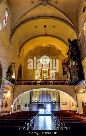 Interno della chiesa cattedrale Esglesia de Santa Maria nella città costiera di Cadaques, provincia di Girona sulla Costa Brava in Spagna Foto Stock