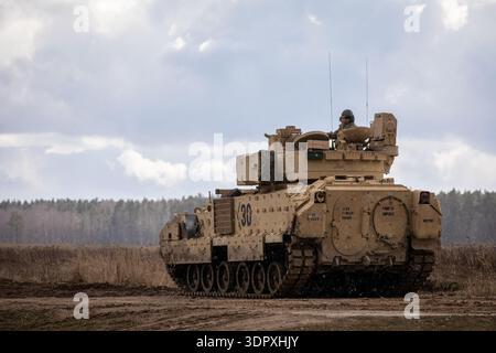 Soldati statunitensi assegnati al 2nd Armored Brigade Combat Team, 1st Cavalry Division, NATO EFP Battle Group Polonia, a sostegno della 4th Infantry Divisio Foto Stock