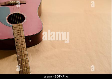 Primo piano di una chitarra acustica e di un fretboard che evidenziano le corde, la sintonizzazione e la manutenzione, illustrando la regolazione e il cambio delle corde per il repa della chitarra Foto Stock