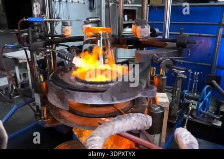 Fusione del vetro da materiali riciclati, riscaldamento del vetro sul fuoco. Foto Stock