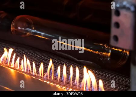 Fusione del vetro da materiali riciclati, riscaldamento del vetro sul fuoco. Foto Stock