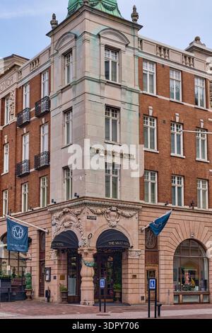 Helsingborg, Svezia - 12 agosto 2025: Vista della facciata dell'hotel Vault, dove i mattoni caldi incontrano la pietra fresca sotto una cupola di rame, una miscela di archi classici Foto Stock