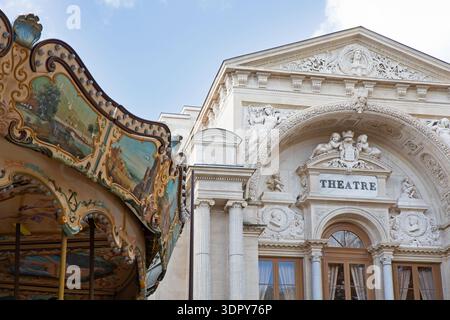 Teatro dell'Opera di Avignone (Opéra Grand Avignon) con giostra in Place de l'Horloge, Avignone, Provenza, Francia. Foto Stock
