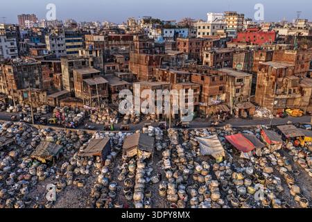 Dacca, Bangladesh - 5 febbraio 2026: Veduta aerea di una vasta distesa di rifiuti che si estende sotto un fitto paesaggio urbano, intrecci di povertà Foto Stock