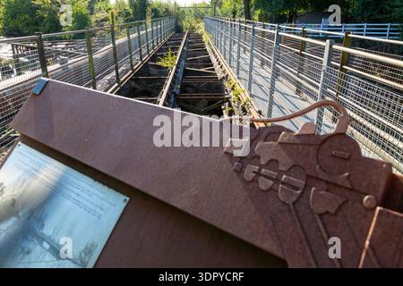 Il Rolling Bridge del 1883 fu costruito per trasportare la ferrovia sul canale delle navi di Ulverston, permettendole di spostarsi per le navi, Ulverston, Cumbria, Inghilterra Foto Stock