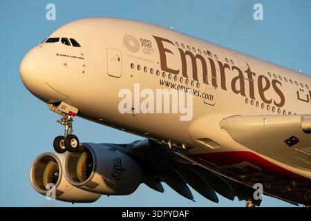 Aeroporto di Heathrow. Londra, Regno Unito. 6 febbraio 2022. Fotografia di Richard Holmes. Emirates Airbus A380 A6-EUI, volo EK31 Dubai per Heathrow. Foto Stock