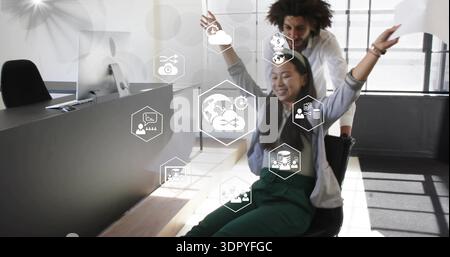 Spingere l'uomo che si appoggia mentre la donna solleva le braccia in un blazer grigio su una sedia girevole nera, icone HUD Foto Stock