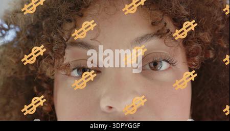 Guarda una donna con capelli ricci che fissa la fotocamera con la testa in studio, con sovrapposizioni con il simbolo del dollaro arancione Foto Stock