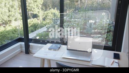 Visualizzazione di un laptop aperto color argento con sovrapposizione olografica del calendario nell'ufficio domestico, vicino a una finestra di vetro Foto Stock