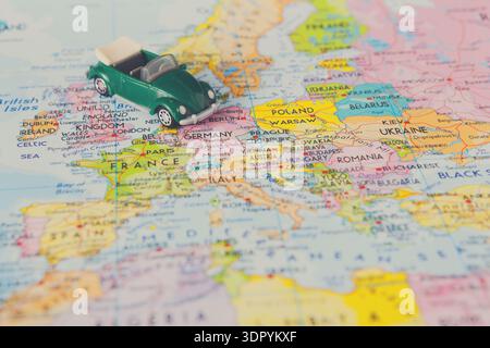 Model Car su una mappa dell'Europa che mostra vari paesi e località Foto Stock