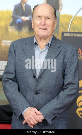 HOLLYWOOD, CA - 5 GENNAIO: L'attore Robert Duvall è onorato con una cerimonia di mano e impronta al Grauman's Chinese Theatre il 5 gennaio 2011 a Hollywood, California. Persone: Robert Duvall Foto Stock