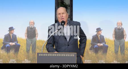 HOLLYWOOD, CA - 5 GENNAIO: L'attore Robert Duvall è onorato con una cerimonia di mano e impronta al Grauman's Chinese Theatre il 5 gennaio 2011 a Hollywood, California. Persone: Robert Duvall Foto Stock
