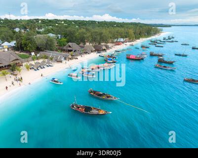 Vista aerea delle barche turistiche e delle tradizionali barche da pesca in mare Foto Stock