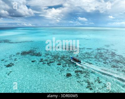 Vista aerea di una barca nel mare turchese con acqua trasparente Foto Stock