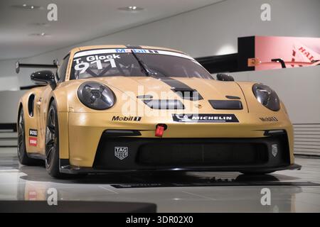 Stoccarda, Germania - 7 dicembre 2025: Porsche 911 GT3 Cup dal 2022, una moderna vettura da competizione monomarca utilizzata nelle serie internazionali di Motorsport. Foto Stock