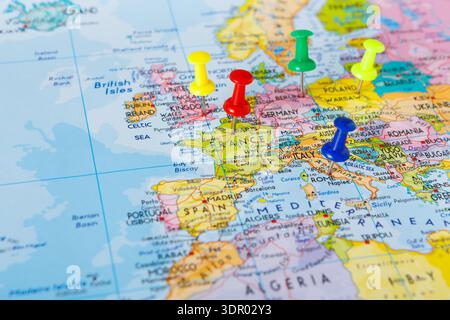 Mappa dell'Europa con pin colorati che indicano diverse località in Francia e nei paesi limitrofi Foto Stock