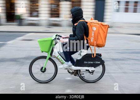 Pedala per la consegna di cibo in movimento sulla strada del Regno Unito in città Foto Stock