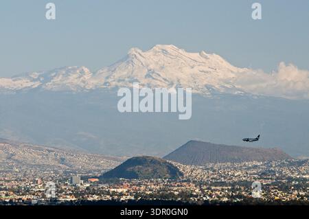 Vista panoramica di città del Messico con vulcano Iztaccíhuatl e atterraggio di aerei. Messico Foto Stock