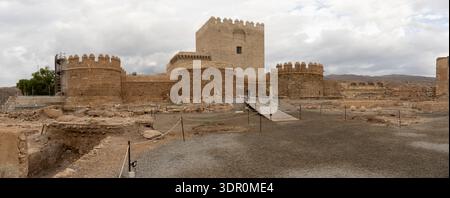 Vista panoramica delle fortificazioni dell'Alcazaba de Almería e del paesaggio terrazzato con la città in lontananza, Andalusia, Spagna. Foto Stock