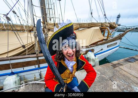 Pirata che celebra il carnevale con una grande nave nel porto Foto Stock