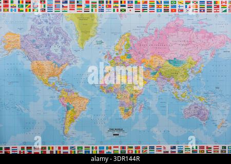 Mappa del mondo che mostra i paesi, le capitali e le bandiere in un ambiente durante il giorno Foto Stock