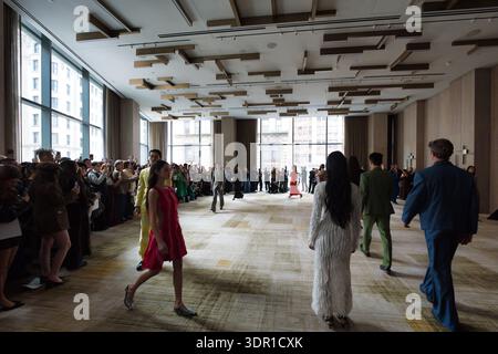 New York, New York - 16 febbraio 2026: Lo stilista Veejay Floresca presenta la collezione Autunno/Inverno 2026 (FW 26), intitolata "VJ Marissa", durante una presentazione esclusiva al Ritz-Carlton New York, Nomad. L'evento mette in mostra l'ultima moda e il design contemporaneo di Floresca all'interno dell'ambiente di lusso del quartiere Nomad. I modelli mostrano l'intricata maestria artigianale e l'estetica della nuova stagione per i professionisti del settore della moda, gli influencer e gli ospiti. Crediti: Howard Weiss/Alamy Live News Foto Stock