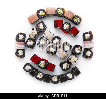 Vari tipi di sushi disposti in un motivo circolare su sfondo bianco per la visualizzazione Foto Stock