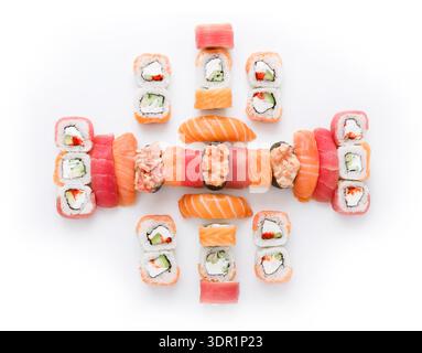 Assortimento di sushi freschi disposti su una superficie bianca per un'esposizione culinaria Foto Stock