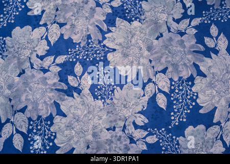 Motivo floreale senza cuciture con fiori bianchi e grigi con foglie delicate su tessuto blu intenso. Foto Stock