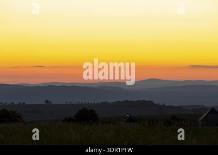 Cielo mattutino colorato verso la Svizzera sassone visto da Lerchenberg, alba, Lerchenberg, Boernchen, Bannewitz, Sassonia, Germania Foto Stock
