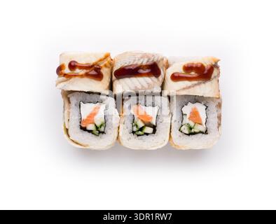 Diversi tipi di Sushi Rolls disposti su un piatto bianco con salse sulla parte superiore Foto Stock