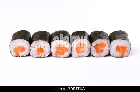 Sushi Rolls con ripieno di salmone disposti in linea retta su una superficie bianca Foto Stock