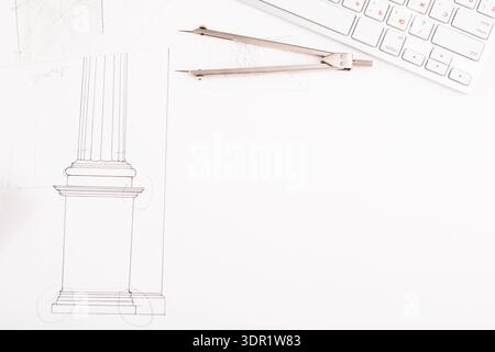 Raccolta di schizzi architettonici e strumenti disposti su un'area di lavoro con computer Foto Stock