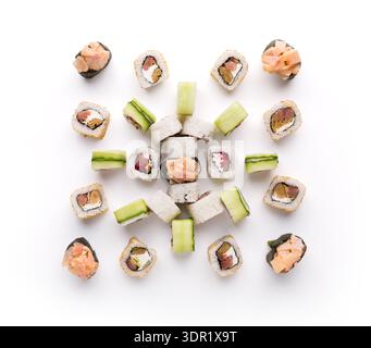 Diversi tipi di sushi disposti su sfondo bianco per la presentazione e il divertimento Foto Stock