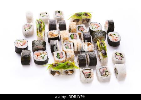 Collezione di vari Sushi Rolls disposti in modo ordinato su sfondo bianco Foto Stock