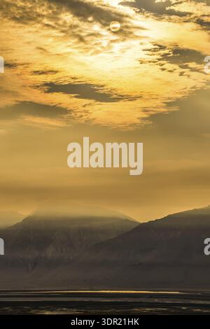 Lago Owens surreale al tramonto in California USA Foto Stock