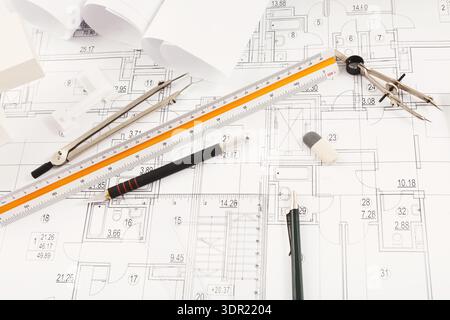 Layout del piano e strumenti disposti in un'area di lavoro del progetto per un progetto di costruzione Foto Stock