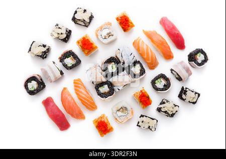 Vari tipi di sushi disposti su una superficie bianca per una facile visualizzazione e selezione Foto Stock