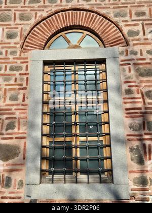 Frammento di muratura e archi della Moschea Dzhumaya a Plovdiv, Bulgaria. Architettura ottomana tradizionale che utilizza mattoni e pietra alternati Foto Stock