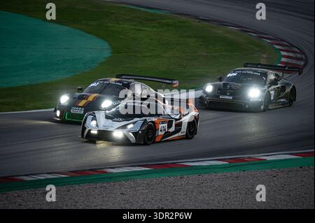 KTM X-Bow GT4 numero 414 di Apex MP Racing in gara nella 24 ore di Barcellona 2024 sul circuito di Barcellona-Catalunya. Foto Stock