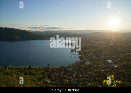 L'area urbana di Annecy e il lago di Annecy al tramonto, Annecy, Francia Foto Stock