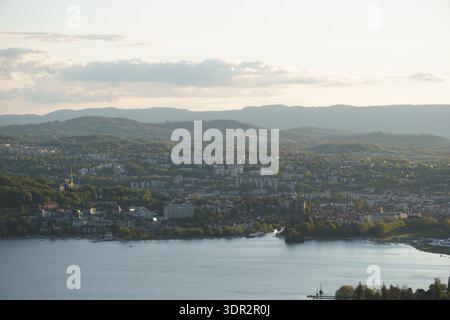 Lo skyline urbano di Annecy al tramonto, con Lac Annecy, Francia Foto Stock