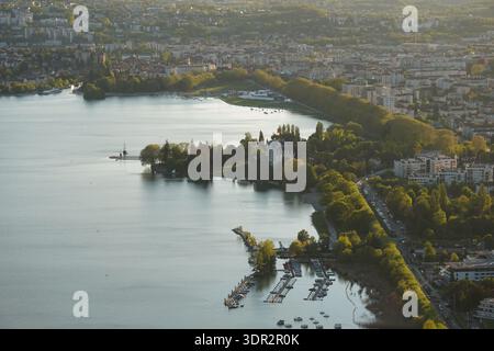 Centro storico di Annecy al tramonto, High Angle, Lake, Annecy, Francia Foto Stock